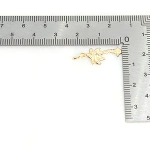 14K geelgouden boombedel, gouden palmboombedel, geribbelde boombedel, gouden tropische boom, botanische sieraden, gouden gezwollen boom, 16 mm x 10 mm afbeelding 19