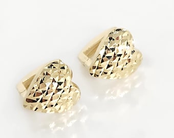 Pendientes Huggie de corazón de oro auténtico, pendientes Huggie de corazón de oro, pendientes de corazón de oro con corte de diamante, pendientes de palanca, joyería de corazón de oro, 10 mm x 12 mm