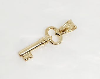 Llave pequeña de oro genuino, dije de llave esqueleto de oro, amuleto de la suerte con llave de oro, dije de llave hinchada de oro, llave de oro para mi corazón, regalo para ella, 17 mm x 9 mm