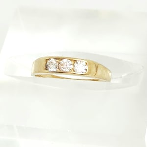 Ring aus 10-karätigem Gelbgold mit kleinem Stein, Midi-Ring, Dreifach-Steinring, Geschenk zur Geburt, Kinderschmuck, Taufgeschenk, Erinnerungsstück, Größe 0,5