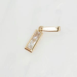 14K geelgouden kleine verticale balk, gouden zirkoonsteenstaaf, gouden rechthoek bedel, goudstaaf bedel, gouden minimalistische bedel, sierlijke bedel, 9 mm x 4 mm