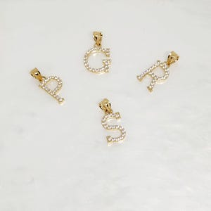 Dije de inicial en oro amarillo de 10 quilates, dije de oro con la letra "R", dije de oro con la letra "G", dije de oro con la letra "P", dije de oro con la letra "S", dije de oro con la letra "E", regalo para una amiga, 12 mm de largo