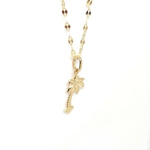 14K geelgouden boombedel, gouden palmboombedel, geribbelde boombedel, gouden tropische boom, botanische sieraden, gouden gezwollen boom, 16 mm x 10 mm afbeelding 9