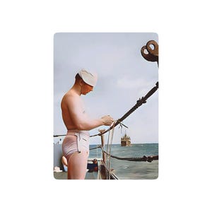 Cartas de pôquer Vintage Queer Photo - celibataire 043 | Marinheiro sem camisa no mar | Navio de guerra LGBTQ+ restaurado com história naval e marítima