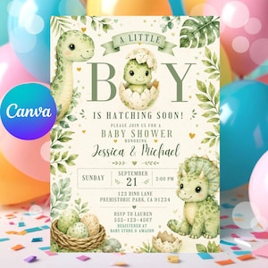Puede incluir: Invitación a un baby shower con temática de dinosaurios. La invitación presenta ilustraciones de dinosaurios, huevos y follaje. El texto incluye "A Little Boy Is Hatching Soon!" y detalles para el baby shower de Jessica & Michael.