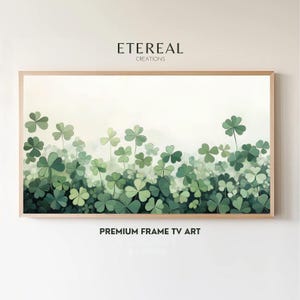 以下が含まれることがあります： 緑の四つ葉のクローバーのフィールドを特徴とするデジタルアートプリント。プリントは白い背景で、明るい木製のフレームで囲まれています。プリントの上部と下部には、「ETEREAL CREATIONS」と「PREMIUM FRAME TV ART」のテキストが表示されています。