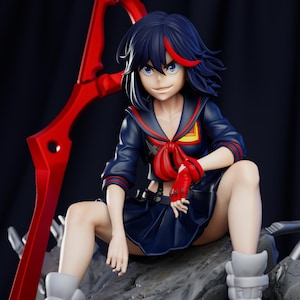 Könnte beinhalten: Eine 3D-gedruckte Figur einer weiblichen Anime-Figur mit roten und schwarzen Haaren, die eine schwarze und blaue Schuluniform mit einer roten Schleife trägt. Sie sitzt auf einem Felsen mit einem großen roten Schwert hinter sich. Die Figur ist realistisch bemalt.