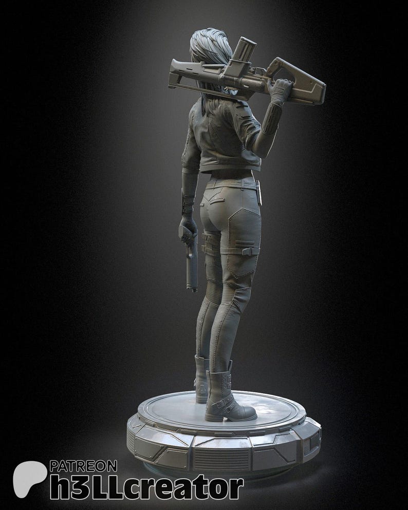 Pode incluir: Uma estatueta monocrom&aacute;tica cinza de um personagem em p&eacute; sobre uma base circular. O personagem veste uma jaqueta, cal&ccedil;as justas e botas, segurando um rifle sobre os ombros e uma pistola na m&atilde;o direita. O texto h3LLcreator &eacute; vis&iacute;vel.
