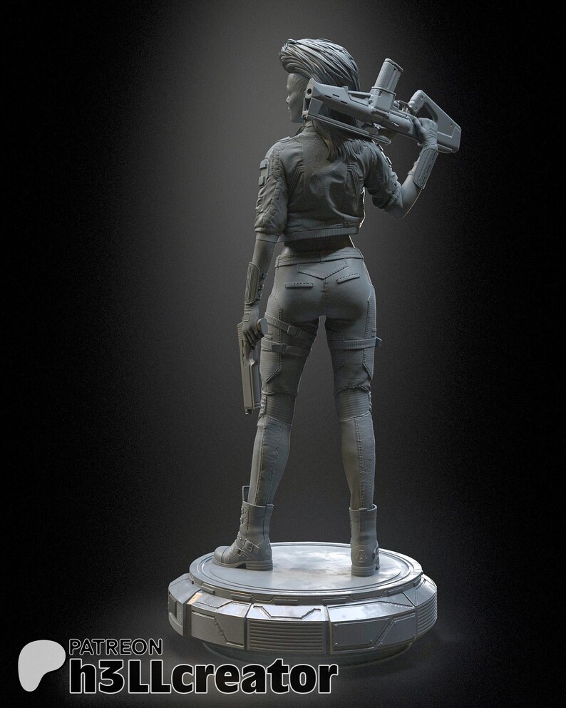 Pode incluir: Uma estatueta monocrom&aacute;tica cinza de um personagem em p&eacute; sobre uma base circular. O personagem veste uma jaqueta, cal&ccedil;as justas e botas, segurando um rifle sobre um ombro e uma pistola na outra m&atilde;o. O texto PATREON h3LLcreator &eacute; vis&iacute;vel.