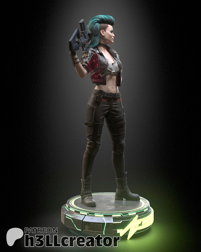 Pode incluir: Uma estatueta de um personagem com moicano verde-azulado, vestindo uma jaqueta vermelha curta, um top branco e cal&ccedil;as t&aacute;ticas pretas com botas. O personagem segura um rifle escuro e est&aacute; sobre uma base circular iluminada em verde com texto.