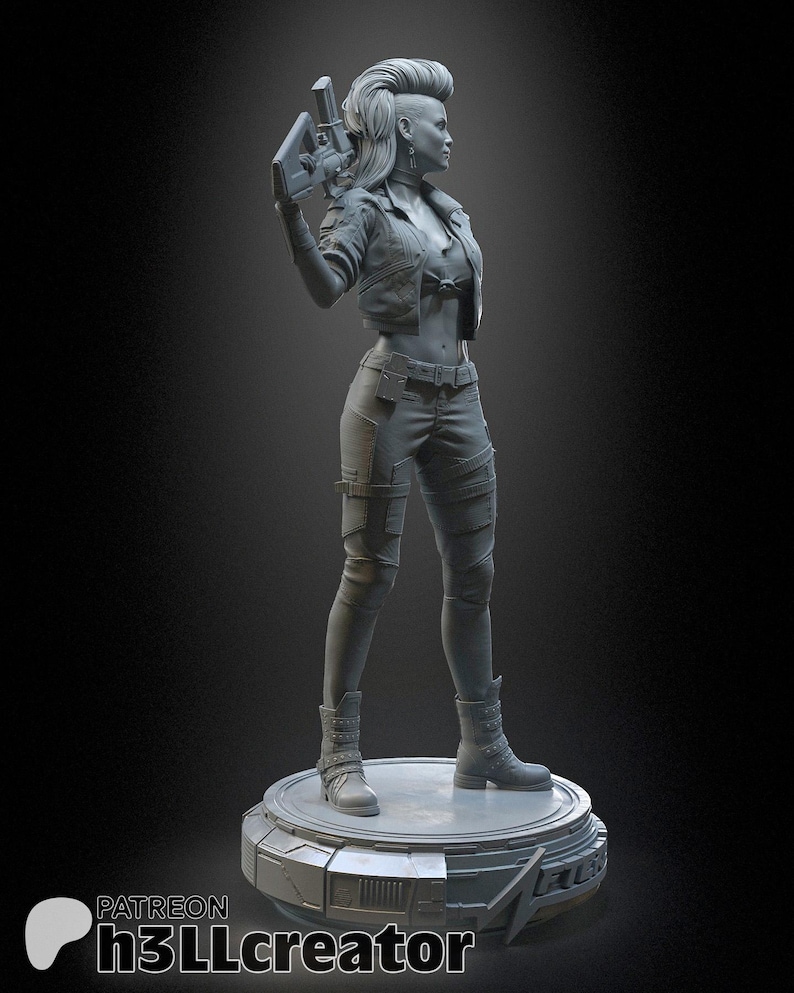 Pode incluir: Uma figura de resina cinza de um personagem com penteado moicano, vestindo uma jaqueta curta, cal&ccedil;as t&aacute;ticas e botas com fivelas. O personagem segura um rifle futurista e est&aacute; em uma base circular com o texto PATREON h3LLcreator.