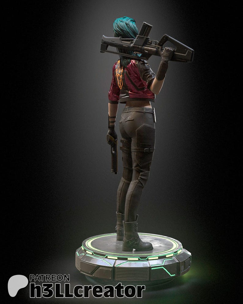 Pode incluir: Uma estatueta de um personagem com cabelo verde-azulado, vestindo uma jaqueta vermelha com um emblema amarelo, cal&ccedil;as escuras e botas. O personagem segura um rifle sobre o ombro e uma pistola na outra m&atilde;o, sobre uma base circular iluminada.