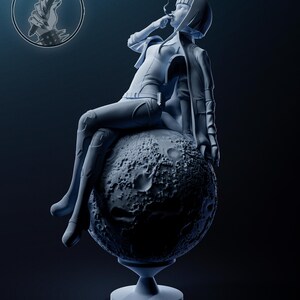 K&ouml;nnte beinhalten: 3D-gedruckte Skulptur einer Person, die auf einem strukturierten Mond sitzt und eine Zigarette raucht. Die Figur tr&auml;gt eine Jacke und futuristische Kleidung. Die Skulptur ist auf einem Sockel montiert. Ein kreisf&ouml;rmiges Logo befindet sich in der oberen linken Ecke.