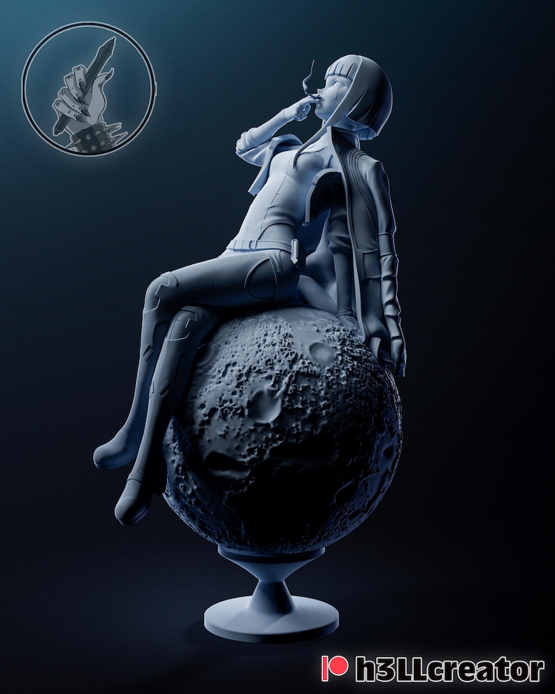 K&ouml;nnte beinhalten: 3D-gedruckte Skulptur einer Person, die auf einem strukturierten Mond sitzt und eine Zigarette raucht. Die Figur tr&auml;gt eine Jacke und futuristische Kleidung. Die Skulptur ist auf einem Sockel montiert. Ein kreisf&ouml;rmiges Logo befindet sich in der oberen linken Ecke.