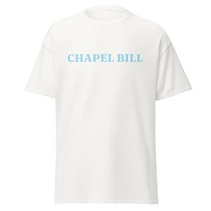 Könnte beinhalten: Ein weißes T-Shirt mit dem hellblauen Text "CHAPEL BILL" auf der Brust. Das kurzärmelige Shirt ist aus einem weichen Material gefertigt und hat einen klassischen Rundhalsausschnitt. Der Text ist mittig auf der Vorderseite des Shirts platziert.