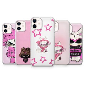 Peut inclure: Plusieurs coques de téléphone roses pour iPhone, avec des illustrations de chats. L'une présente un chat avec des lunettes de soleil et une écharpe, entouré d'étoiles roses. D'autres coques affichent différents motifs de chats.