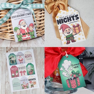 Könnte beinhalten: Eine Sammlung von Geschenkanhängern mit verschiedenen Designs und Texten. Einige Anhänger zeigen den Weihnachtsmann und Elfen, andere einen Zwerg mit einem Geschenk. Die Anhänger sind in verschiedenen Farben und tragen Sätze wie "JEDER BEKOMMT ETWAS" und "NICHTS".
