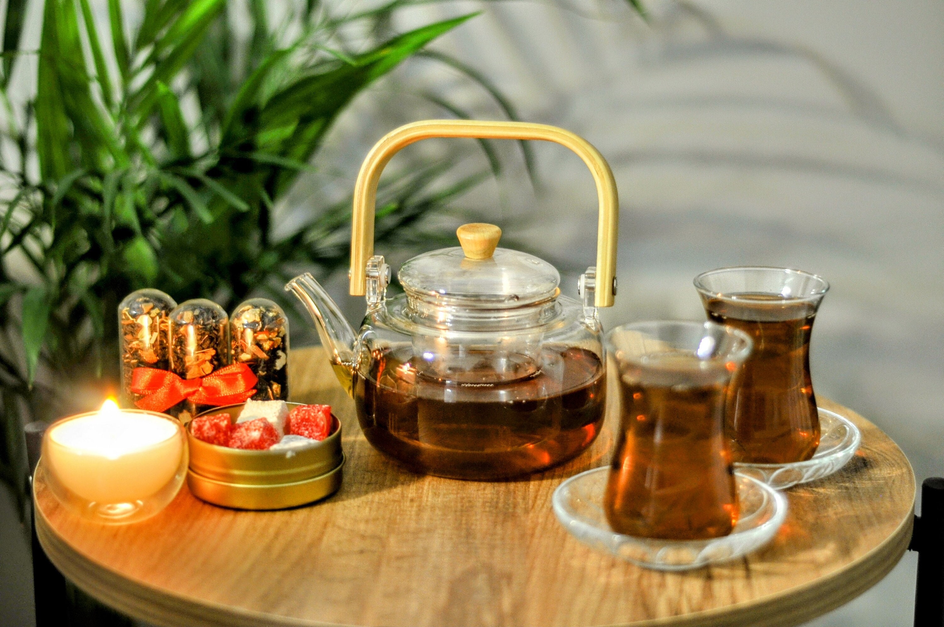 Moss & Stone Glass 27oz Tea Kettle Infuser & 4 Tea Cups Gift Set,  Borosilicate Glass Teapot With Removable Glass Strainer & Teacups Of 2.7  oz, Teapot