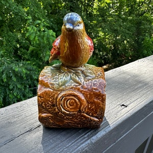 Sweet ceramic song bird on log Vintage no makers mark Perfect condition