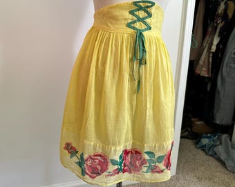 50&#39;s housewife vintage yellow red rose apron with cris cross cinched front and tie back closure.