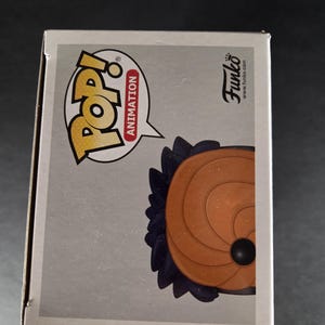 Pu&ograve; includere: Scatola Funko Pop! Animation con un personaggio con maschera marrone e capelli blu scuro. La scatola presenta il logo Pop! Animation e il logo Funko. Lo sfondo &egrave; di colore grigio chiaro.