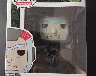 Può includere: Una statuetta in vinile Funko Pop! di Purge Suit Rick della serie animata Rick and Morty. La statuetta è in una scatola trasparente con il logo dello show e il numero 566. Rick indossa un abito scuro con dettagli rossi e grigi.