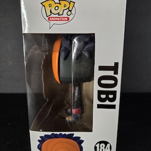 Pu&ograve; includere: Una figura Funko Pop! Animation di Tobi, numero 184, nella sua confezione originale. La figura &egrave; visibile attraverso una finestra di plastica trasparente. La scatola presenta il logo Pop! Animation e il nome "TOBI" a caratteri grandi.