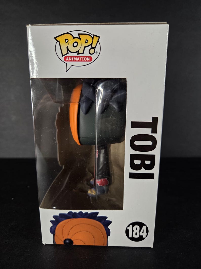 Pu&ograve; includere: Una figura Funko Pop! Animation di Tobi, numero 184, nella sua confezione originale. La figura &egrave; visibile attraverso una finestra di plastica trasparente. La scatola presenta il logo Pop! Animation e il nome "TOBI" a caratteri grandi.