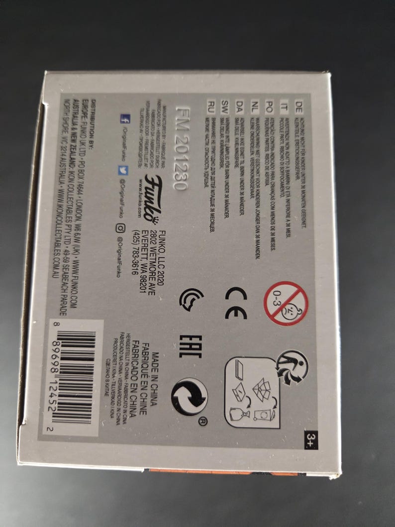 Pu&ograve; includere: Una scatola di prodotti Funko con il testo "FM 201230" e varie avvertenze di sicurezza. La scatola include il logo Funko, un codice a barre e il testo "Made in China". La scatola &egrave; grigia e bianca.