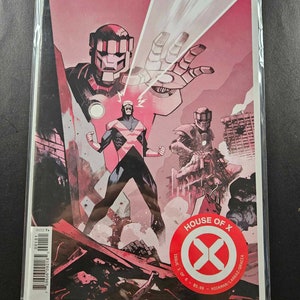 Puede incluir: Una portada de cómic con un superhéroe rojo y blanco con una gran X en el pecho. El superhéroe está de pie frente a un gran robot rojo con una luz brillante que emana de su mano. La portada se titula "House of X" y es el número 1 de 8. La portada está clasificada como T.