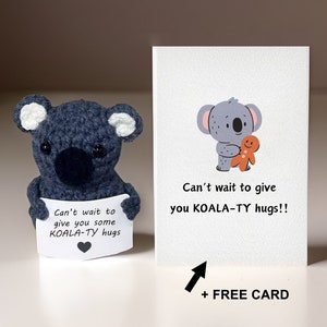 Tarjeta de felicitación con koala de ganchillo hecha a mano - Adorable koala de punto con cita de amor - Idea de regalo alegre para ella, decoración de escritorio, personalizable