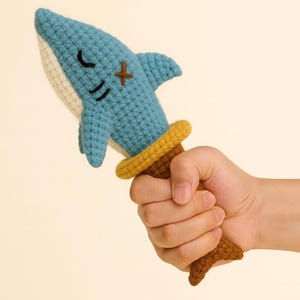 Dolch Hai häkeln Plüsch - Handgemachtes Hai Schwert Spielzeug, Kawaii Ozean Kreatur Geschenk, schrulliges Amigurumi für Sammler - HookedByLia