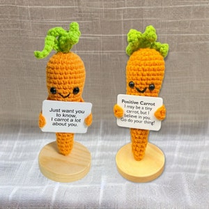 Gehäkelte fürsorgliche Karotte, Handarbeit, positive Karotte, Kawaii Schreibtisch Accessoire, emotionale Unterstützung Karotte, lustiges einzigartiges Geschenk, Karotte Grußkarte