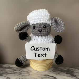 Giocattolo personalizzato fatto a mano all'uncinetto di pecora carina con biglietto sincero - Regalo per gli amanti delle pecore - Sorpresa positiva - Regalo per papà - Decorazione per tavolo e auto