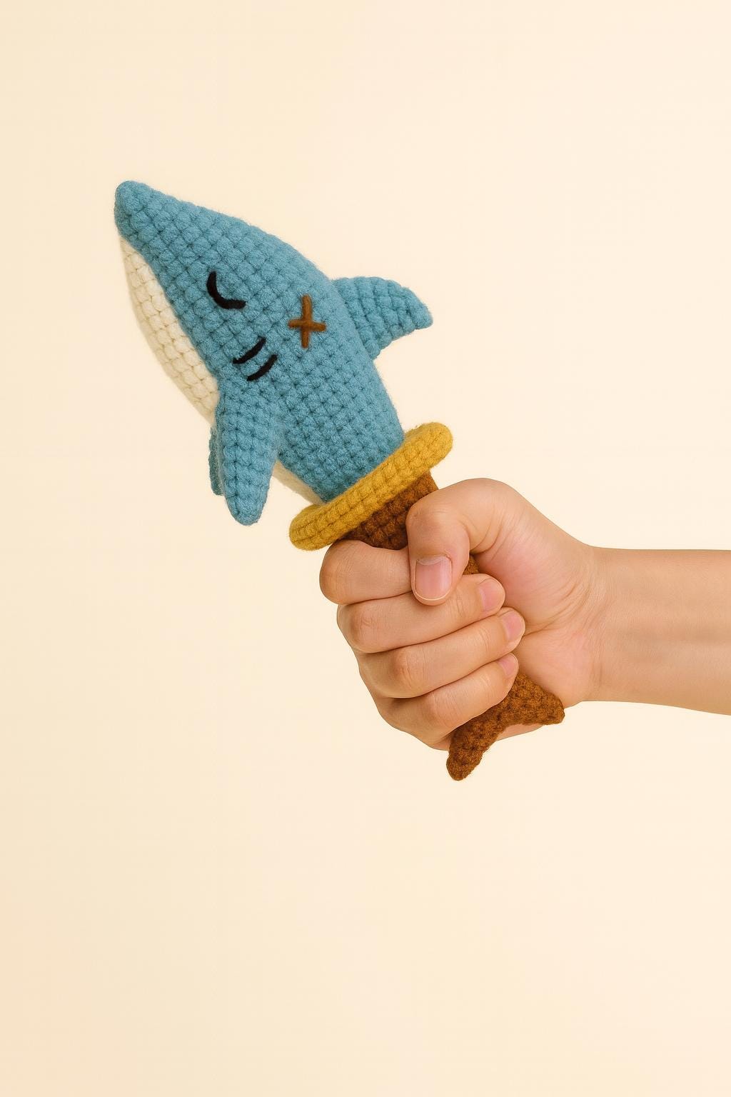 ダガーシャークのクロシェぬいぐるみ – 手作りのサメの剣のおもちゃ