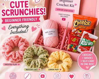 Puede incluir: Un kit de ganchillo para principiantes en una caja rosa que contiene un ovillo de lana acrílica rosa, un ganchillo rosa, una guía impresa y aperitivos como Cheetos, gominolas Jelly Belly y Fruit Roll-Ups, con tres coleteros de ganchillo.