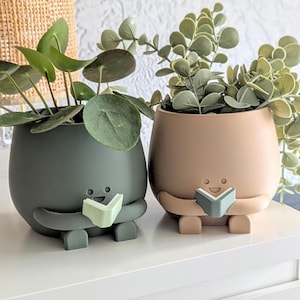 Reading plant pot reading book lover gift for her cozy plant pot happy face plant pot plant lover bookworm planter Pflanztopf Succulent pot