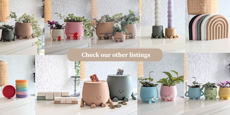 Puede incluir: Una colecci&oacute;n de macetas de cer&aacute;mica pintadas a mano, coloridas, con caras y patas lindas. Las macetas se muestran sobre una superficie blanca con plantas en su interior. El texto "Check our other listings" se muestra en el centro de la imagen.