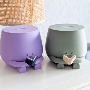 Tirelire pour enfants au visage heureux tenant un livre en train de lire, cadeau pour amoureux des livres, idée cadeau pour elle, rat de bibliothèque, tirelire pour enfants, verre à vin
