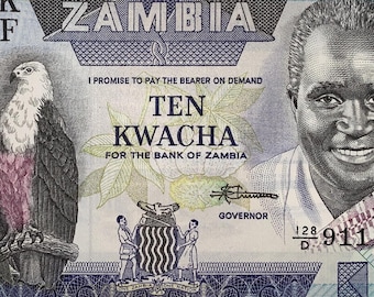 Könnte beinhalten: Ein Zehn-Kwacha-Geldschein der Bank von Sambia. Der Schein zeigt einen Adler, ein Porträt eines Mannes und den Text "TEN KWACHA". Der Schein hat die Zahl "10" in jeder Ecke.