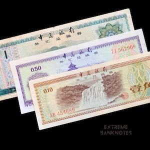 Könnte beinhalten: Mehrere chinesische Devisenzertifikate werden vor einem schwarzen Hintergrund gezeigt. Die Zertifikate weisen verschiedene Nennwerte und Designs auf, darunter einen Wasserfall und eine Pagode. Der Text "EXTREME BANKNOTES" ist unten rechts sichtbar.