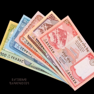 Puede incluir: Una colección de billetes nepalíes abanicados sobre un fondo negro. Los billetes muestran varios colores, incluyendo azul, verde, rojo y naranja, con diseños y textos intrincados. El texto "EXTREME BANKNOTES" es visible.