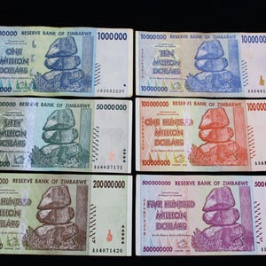 Op de afbeelding: Een verzameling van zes bankbiljetten van de Reserve Bank of Zimbabwe in coupures van één miljoen, tien miljoen, vijftig miljoen, honderd miljoen, tweehonderd miljoen en vijfhonderd miljoen dollar, elk met een afbeelding van balancerende rotsen.