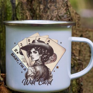 Tazza smaltata "Baby I'm A Wild Card Western", 12 once, Country Mama, regalo per ragazza country, regalo per ragazza country western, tazza da cucina western