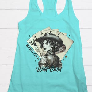 Canotta da cowgirl western con schiena scoperta, Baby I'm A Wild Card, graziosa canotta da cowgirl, regalo per ragazza con cavallo da rodeo, canotte grintose