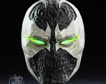 Könnte beinhalten: Eine detaillierte Maske mit bedrohlichem Design, mit einem weißen Gesicht mit schwarzen Akzenten und leuchtend grünen Augen. Die Maske hat einen gezackten, zahnartigen Mund und ein strukturiertes Aussehen. Der Text "PATREON.COM/YOSHSTUDIOS" ist unten sichtbar.