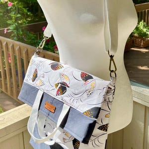 Bolso plegable, cartera, expandible, reciclado, de mezclilla, hecho a mano, correa para el hombro, correa para la mano, versátil, terroso, moderno, estampado de pájaros
