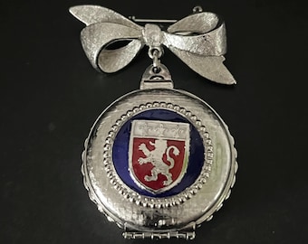 Vintage Coro Wappenschild-Medaillon-Brosche | Silberfarbene Anstecknadel | Bietet Platz für 4 Fotos