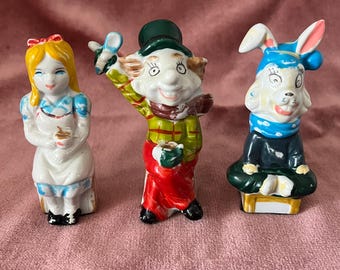 Vintage Alice im Wunderland Keramikfiguren | Handbemalte Fantasy-Figuren aus den 1960er und 1970er Jahren | 3er-Set Retro-Dekor