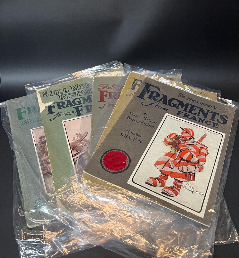 K&ouml;nnte beinhalten: Eine Sammlung von Vintage-Magazinen mit dem Titel "Fragments From France" in Plastikh&uuml;llen. Die Cover zeigen Illustrationen und Text, darunter "Still More Fragments" und "The Bystanders". Die Zeitschriften sind in verschiedenen Gr&uuml;n-, Grau- und Braunt&ouml;nen gehalten.